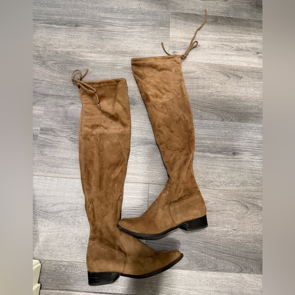 Brown suede boots with bows